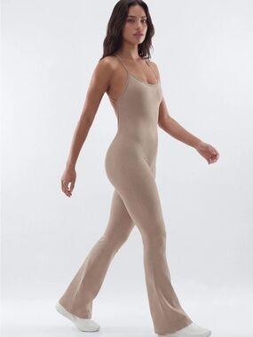 Ultra-Breathable Body Sculpting
Seamless Jumpsuit